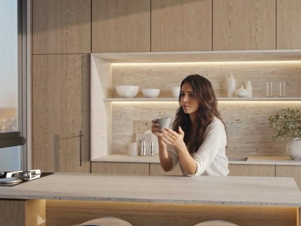 פנים - אישה במטבח